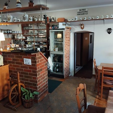Restaurace A Penzion Vlci Jama Горни-Блатна Экстерьер фото