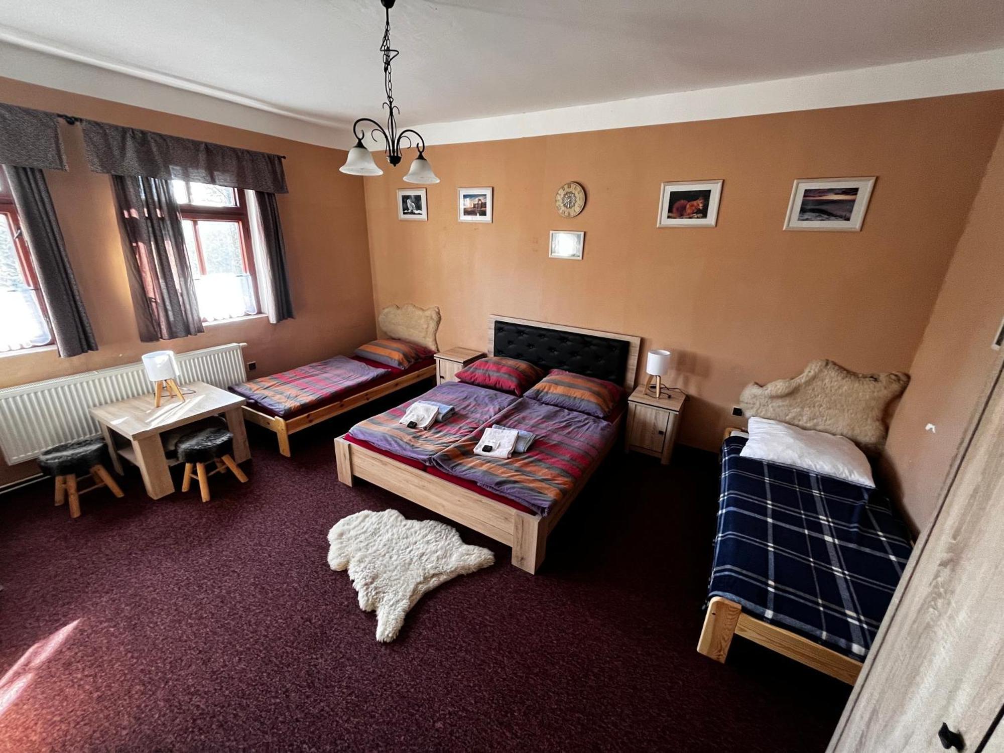 Restaurace A Penzion Vlci Jama Горни-Блатна Экстерьер фото