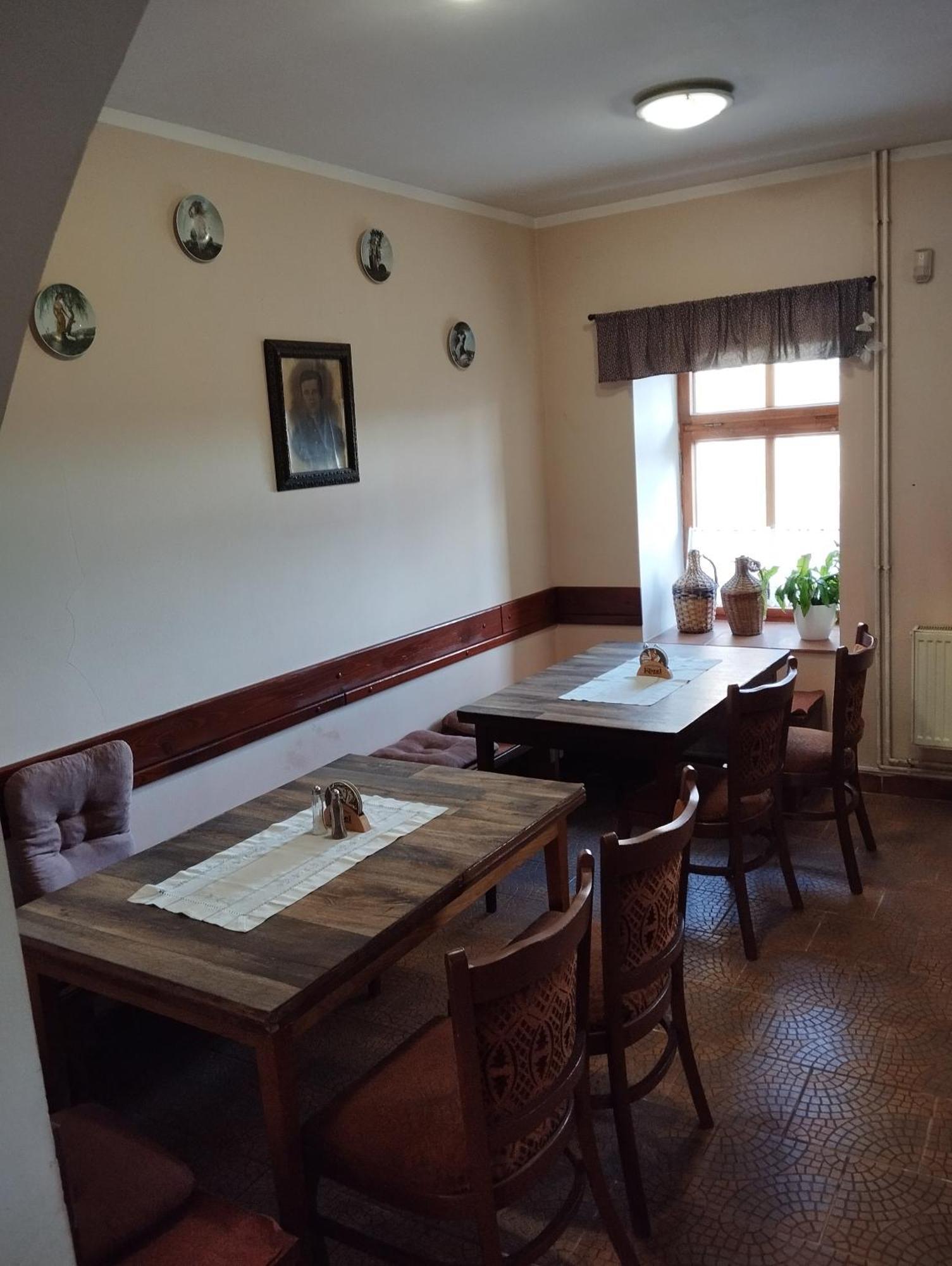Restaurace A Penzion Vlci Jama Горни-Блатна Экстерьер фото