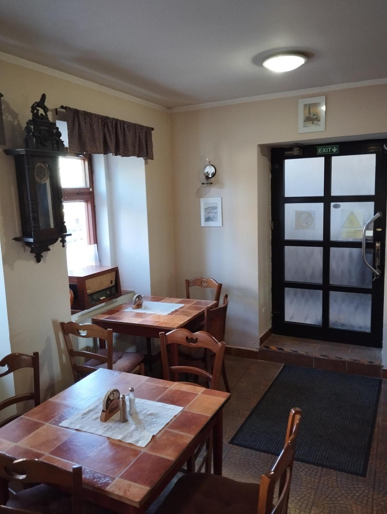 Restaurace A Penzion Vlci Jama Горни-Блатна Экстерьер фото