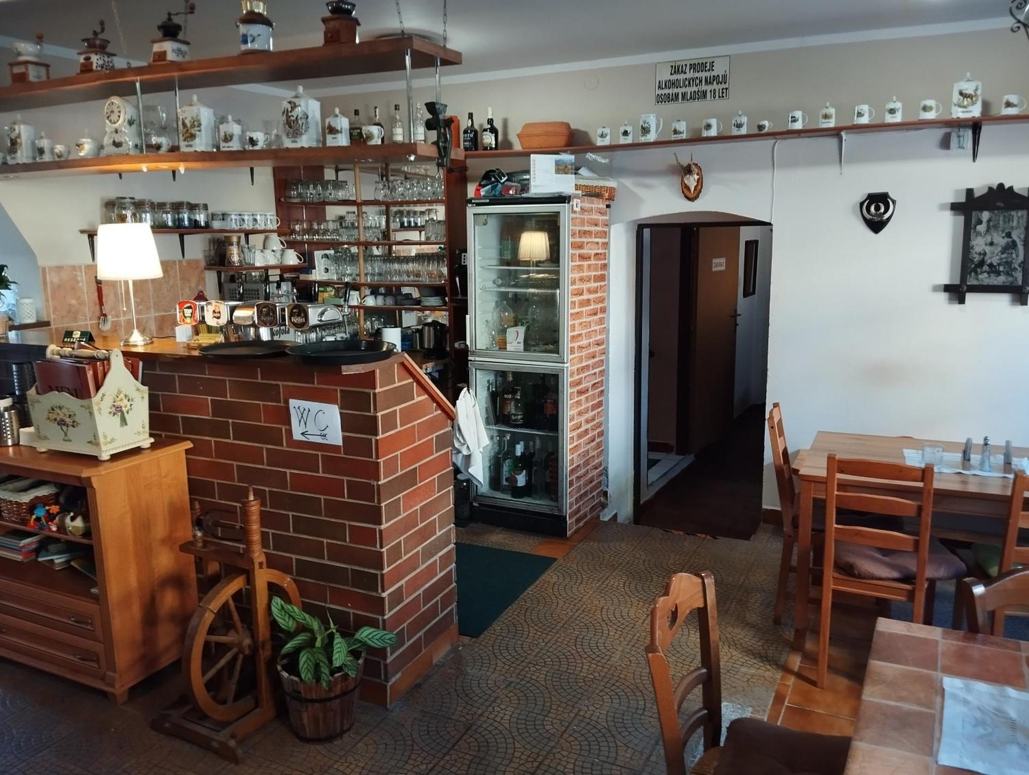 Restaurace A Penzion Vlci Jama Горни-Блатна Экстерьер фото